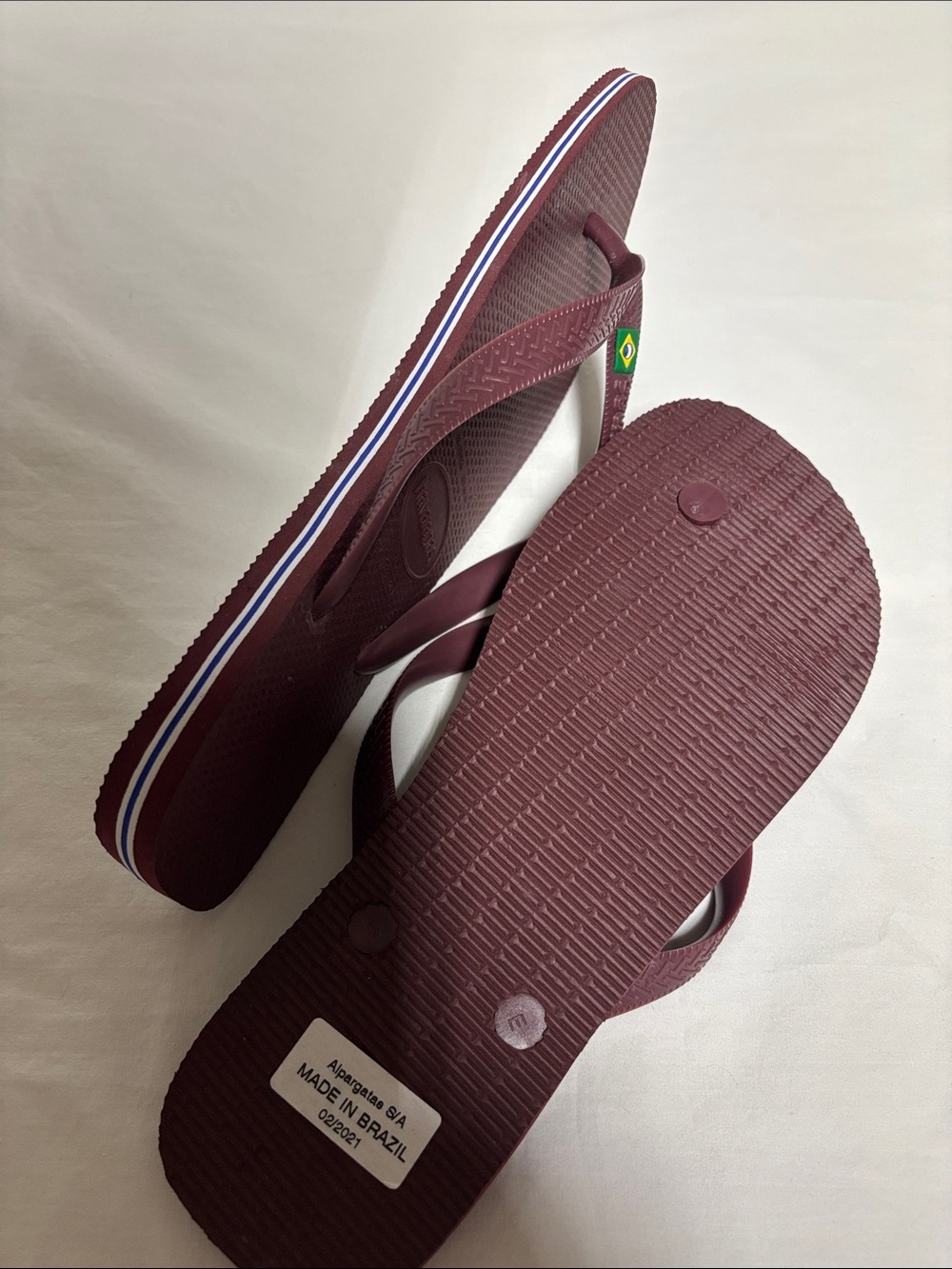 Havaianas Flip Flops in Deep Maroon with Brazilian Flag - Picture 4 of 4